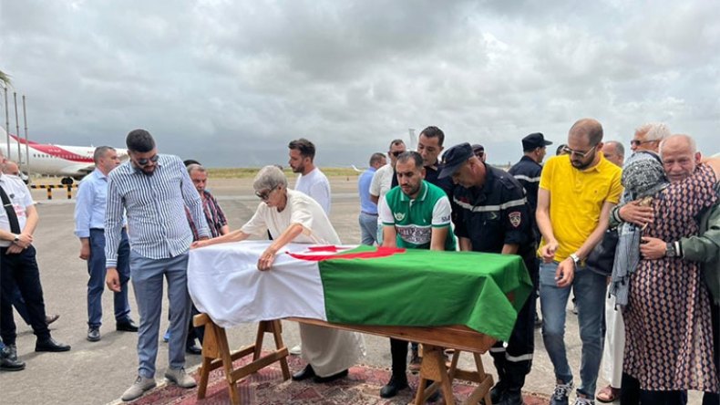 جثمان الراحل احمد بن عيسى يوارى الثرى بمقبرة العالية