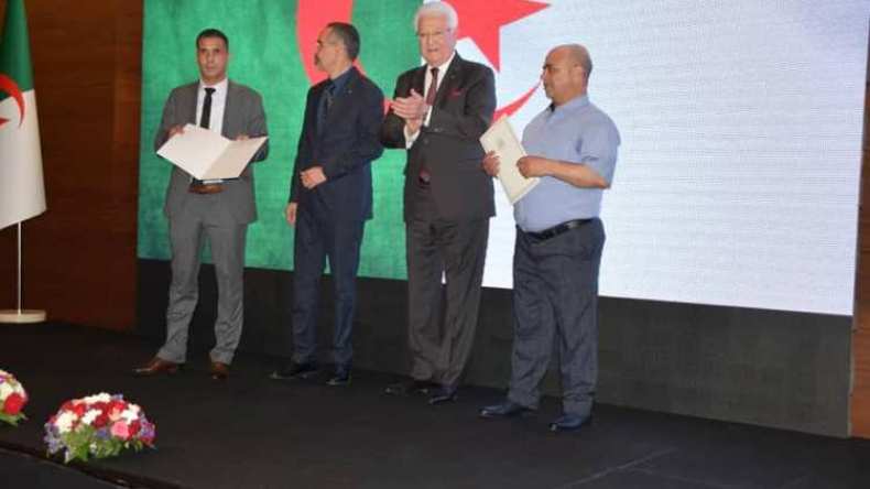 حافلة و3 ملايير من الرئيس تبون إلى فريقَي خنشلة والبيض