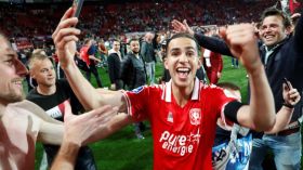 بِالفيديو: زروقي يحتفل مع أنصار تفينتي بِنيل التأشيرة الأوروبية