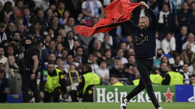 هذه حقيقة اقتحام مناصر مغربي لملعب مباراة الريال والسيتي