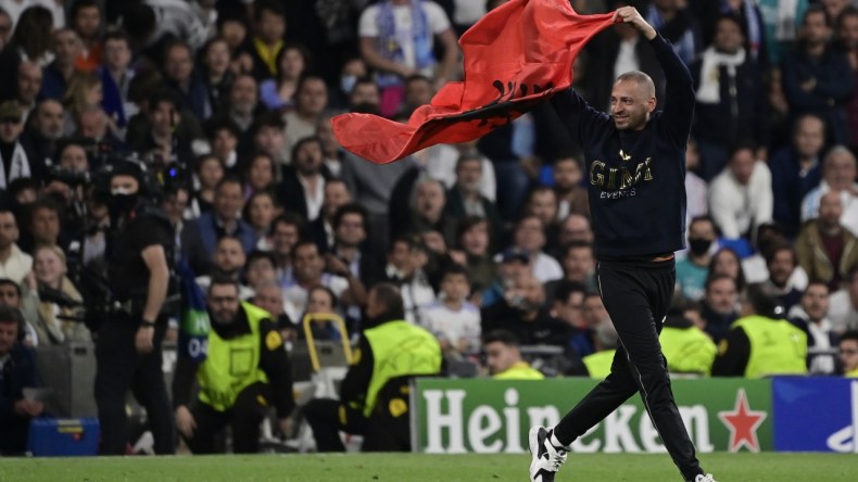 هذه حقيقة اقتحام مناصر مغربي لملعب مباراة الريال والسيتي