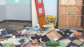 تلاميذ يخربون مدارسهم ويودّعون أساتذتهم بالبيض والحجارة