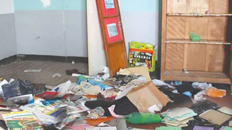 تلاميذ يخربون مدارسهم ويودّعون أساتذتهم بالبيض والحجارة