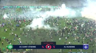 VIDEO: Boudebouz rate son penalty, Saint-Etienne en Ligue 2 et graves scènes de violence!