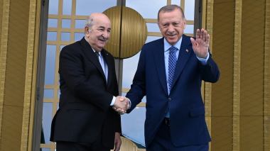 الرئيس تبون يتلقى هدية تاريخية من نظيره التركي رجب طيب أردوغان