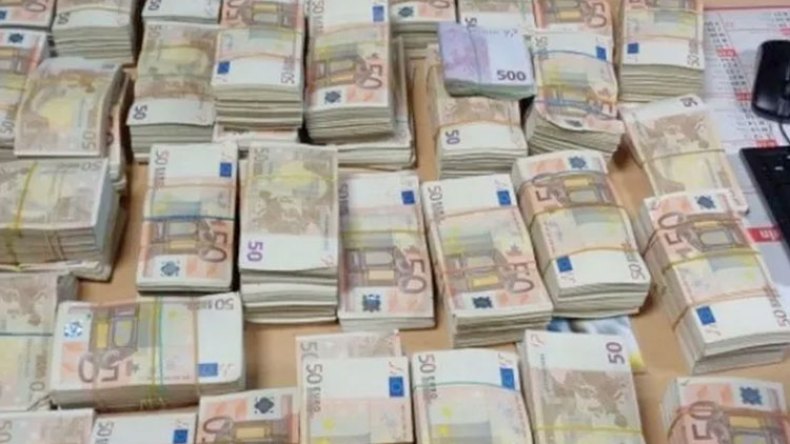موثق يحاول تهريب 56 ألف أورو عبر المطار!
