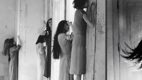 نساء معلقات في جدار مصحة روسية.. هذه هي حقيقة الصورة