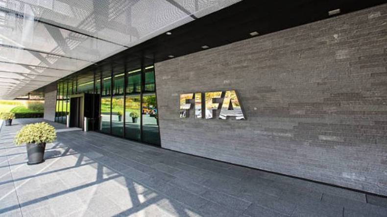 “الفيفا” تُعاقب الجزائر والمغرب ومصر وعديد منتخبات العالم