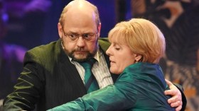 ممثلة ألمانية تتلقى العلاج بسبب تقليدها لميركل