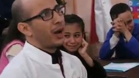 أستاذ يوثق مسيرة ست سنوات مع تلاميذه ويودعهم بالدموع