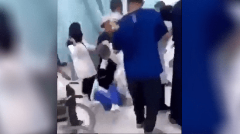 بالفيديو.. سحل ممرضة يشعل موجة غضب في السعودية