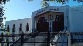 ثلاثة أشقاء يختطفون قاصرا ويعذبونه داخل مقبرة بسكيكدة