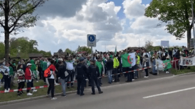 Des chants de soutien a Belmadi devant le siége de la FIFA