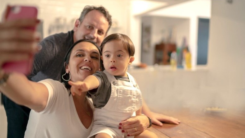 أمهات أطفال التريزوميا.. تضحيات وتحديات في وجه القدر والمجتمع