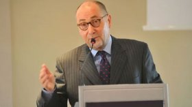 فرنسا ستعيد التفاوض حول اتفاقية 1968