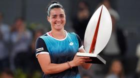 أنس جابر.. وزيرة السعادة في تونس تدخل التاريخ من مدريد