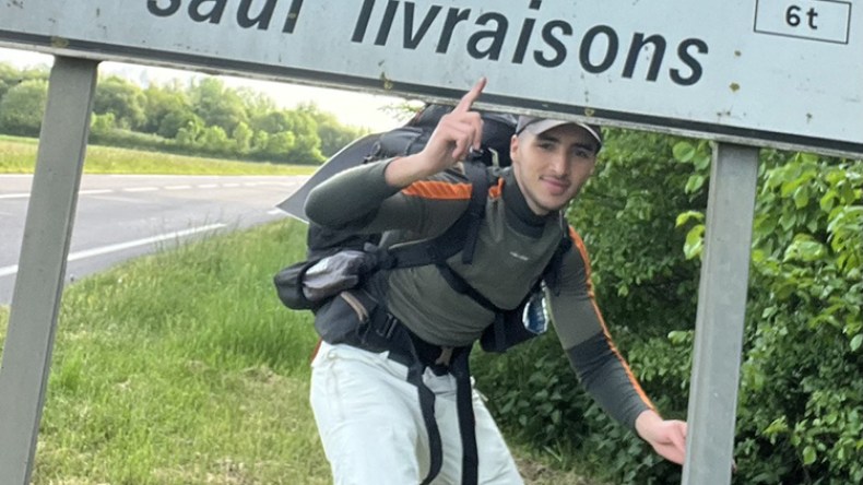 بالفيديو.. هكذا كانت لحظات لقاء الشاب الفرانكو-جزائري بعائلته بالعاصمة