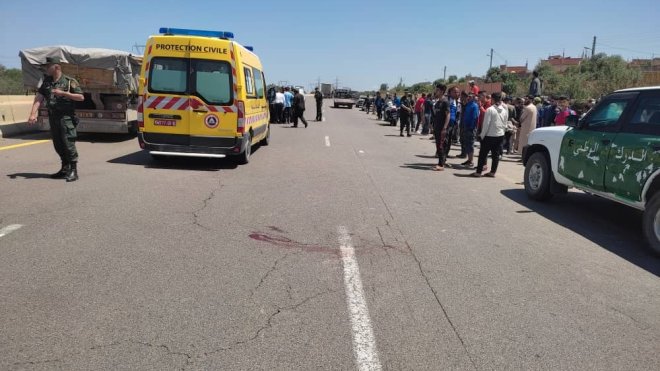 شاحنة تدهس رجلا وطفليه بالطريق السيار شرق غرب