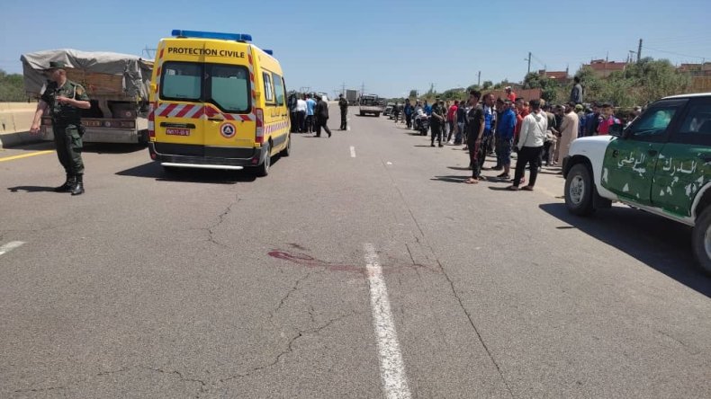 شاحنة تدهس رجلا وطفليه بالطريق السيار شرق غرب