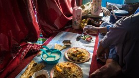 طالبان تمنع المتزوجين من الجلوس معا في المطاعم