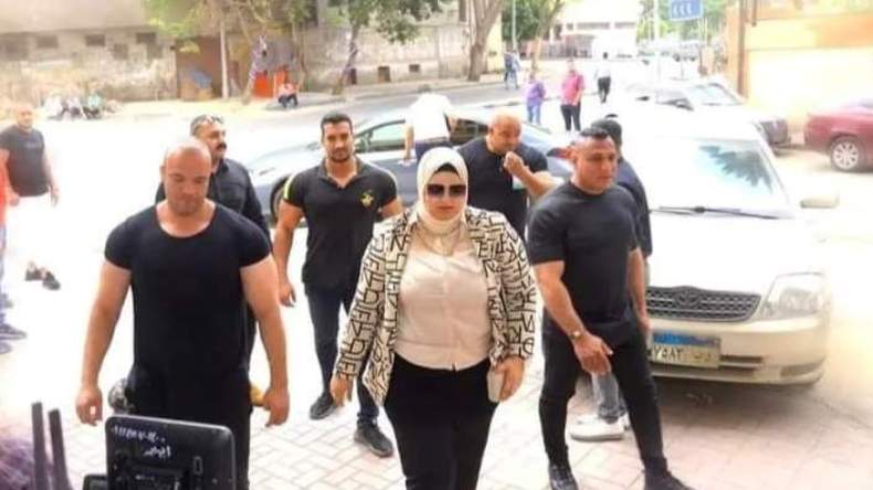 بعد إثارتها الجدل.. معلمة مصرية تكشف سبب استعانتها بحراس شخصيين