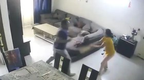 بالفيديو.. هندي يوثق اعتداء زوجته عليه بـ”مقلاة” و”عصا”