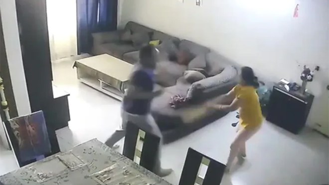بالفيديو.. هندي يوثق اعتداء زوجته عليه بـ”مقلاة” و”عصا”