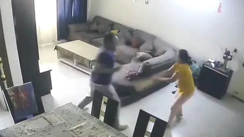 بالفيديو.. هندي يوثق اعتداء زوجته عليه بـ”مقلاة” و”عصا”