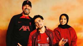  ما علاقة شابة يمنية بفريق ليفربول الانجليزي؟