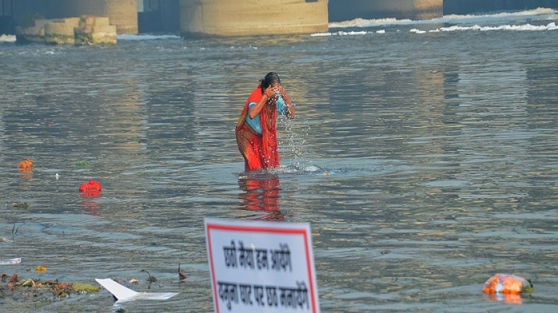 امرأة تسبح من بنغلاديش إلى الهند لتتزوج صديقها