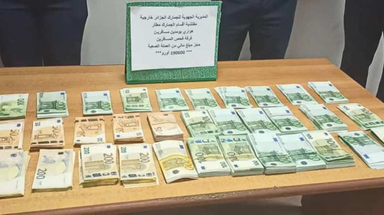 مفتشية الجمارك تحجز مبلغاً ضخماً من الأورو بمطار هواري بومدين