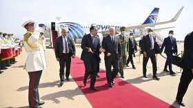 بالصور.. الوزير الأول يستقبل نظيره المصري