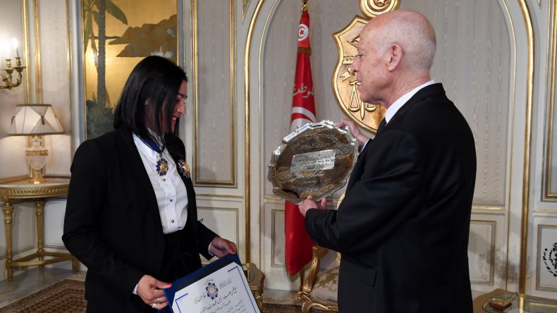 بالفيديو.. الرئيس التونسي يكرّم بطلة التنس أنس جابر