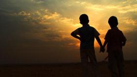 صداقة الطفولة.. علاقة صدق وصفاء لهذا تعمر طويلا