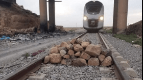 شاهد كيف أغلقت سكة القطار بالحجارة.. كاد ذلك أن يتسبب بكارثة!