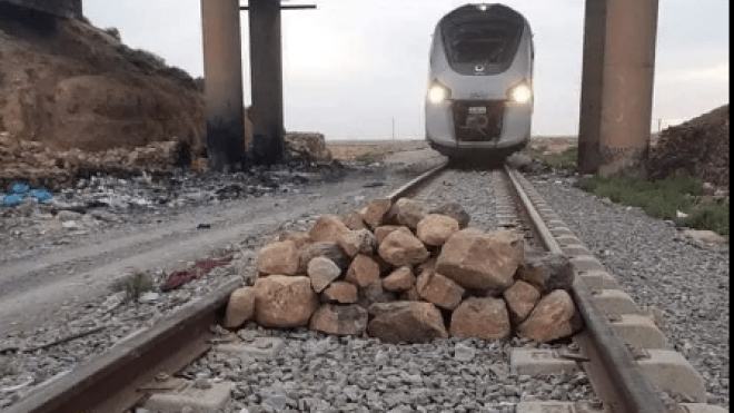 شاهد كيف أغلقت سكة القطار بالحجارة.. كاد ذلك أن يتسبب بكارثة!