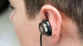 جراح يثبت سماعة بلوتوث في أذن تلميذ من خلال عملية جراحية.. شاهد التفاصيل