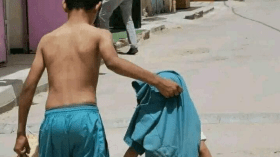 والد الطفل “حذيفة” يعلق عن الصورة المتداولة لإبنيه عبر مواقع التواصل الاجتماعي