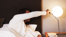 دراسة: هذه هي الأضرار الصحية للنوم في الضوء
