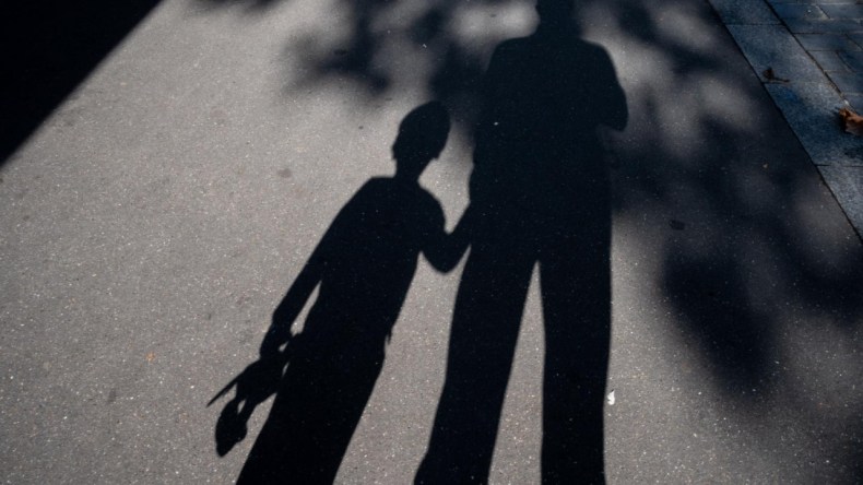 منع فحص إثبات الأبوة بفرنسا.. معلومات متداولة تحدث جدلا