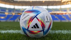 بِالفيديو: رئيس “الفيفا” يعرض كرة مونديال 2022