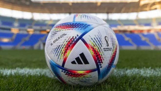 بِالفيديو: رئيس “الفيفا” يعرض كرة مونديال 2022
