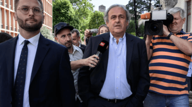 Accusés d’avoir escroqué la Fifa: Platini et Blatter comparaissent en Suisse