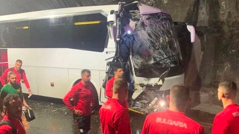 بِالفيديو: حادث مرور مُروّع لِوفد منتخب بلغاريا