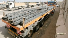 سائق شاحنة يحوّل الحديد من مركب الحجار إلى السوق السوداء