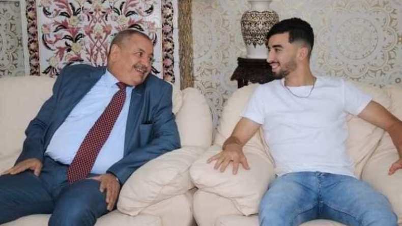 لماذا لم يُمنَع عمورة من دخول مكتب والي جيجل وهو يرتدي سروال “رعاة البقر”؟