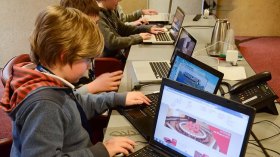 مطالب بتوفير مرافق الترفيه لانتشال الأطفال من “إدمان” الإنترنت