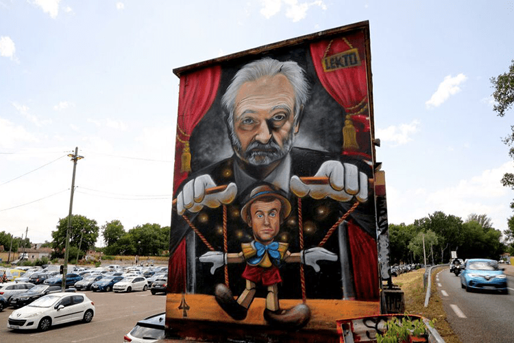 La fresque représentant Macron en “marionnette” a été effacée