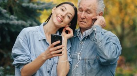 علاقة البنت بوالدها.. أقدس حب في قلب النساء