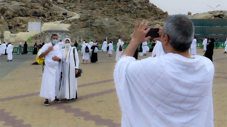 تحذيرات من انشغال الحجاج بالتصوير في البقاع المقدسة